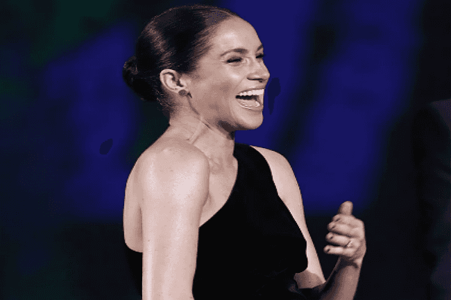 הופעה שניה בהפתעה: מייגן מרקל הגיעה פתאום לטקס פרסי האופנה בבריטניה