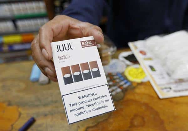 בניגוד לחוק: "ג'ול שיווקה את עצמה כחלופה בריאה יותר לסיגריות בפני תלמידי תיכון"