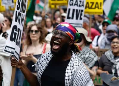 אלפי מפגינים פרו־פלסטינים הציפו היום את מנהטן בקריאות לאינתיפאדה גלובלית