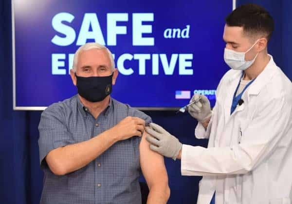 "לא הרגשתי דבר": סגן הנשיא פנס התחסן נגד קורונה בשידור ישיר