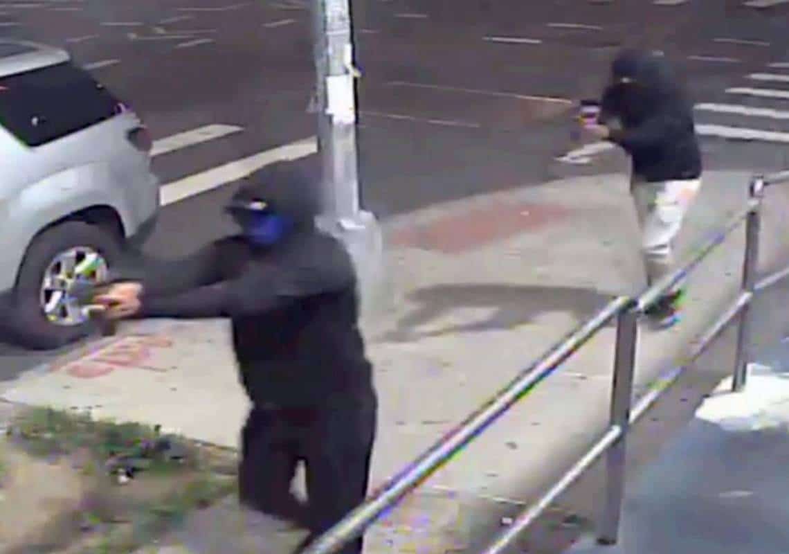 קרב יריות בין כנופיות אלימות בניו יורק: 10 נורו ברחובות קווינס