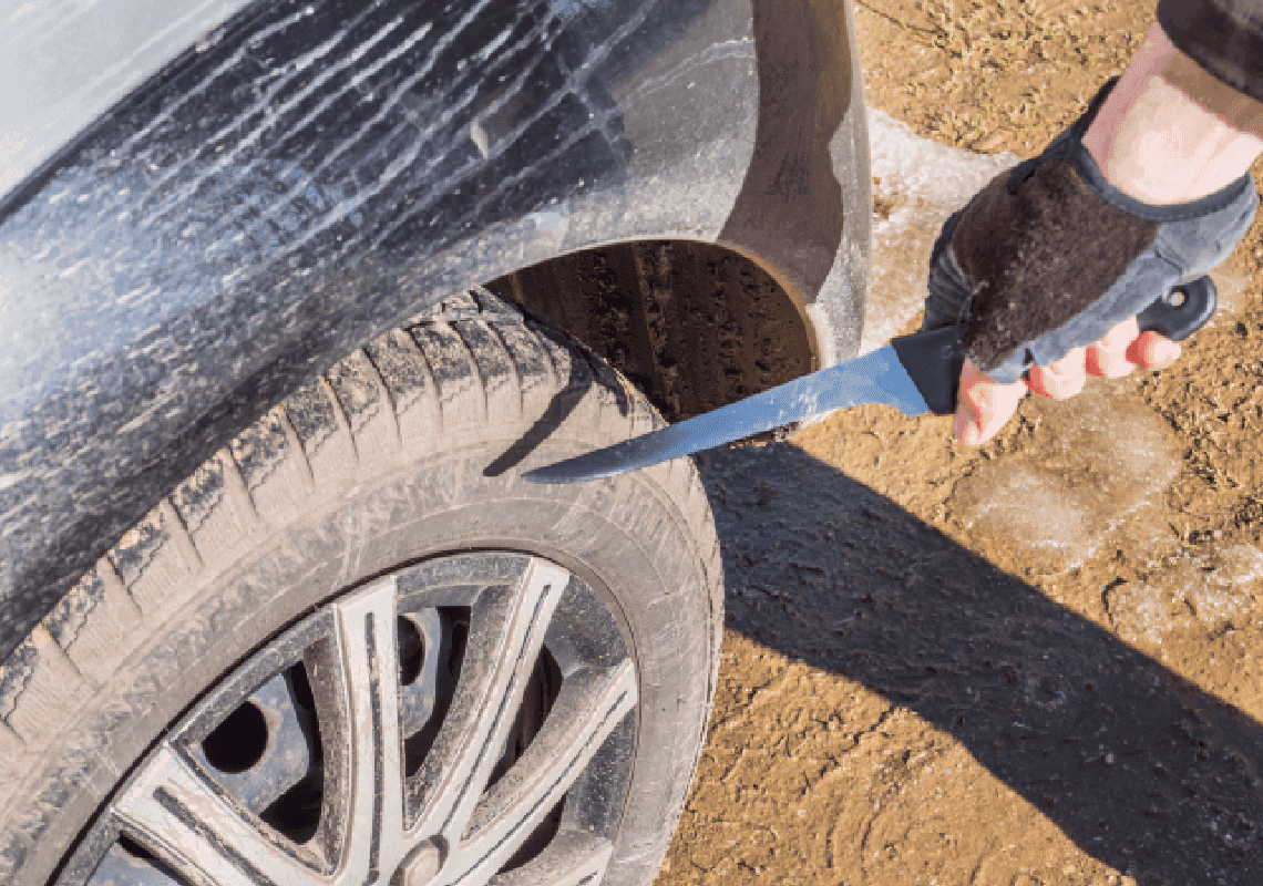 קליפורניה: אישה נעצרה לאחר שניקבה למעלה מ-70 צמיגים 