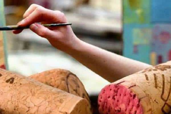 פקקי שעם וקנבס: במיאמי מציעים לכם ללמוד על אמנות, עם יין ללא הגבלה ומוסיקת ג'אז ברקע