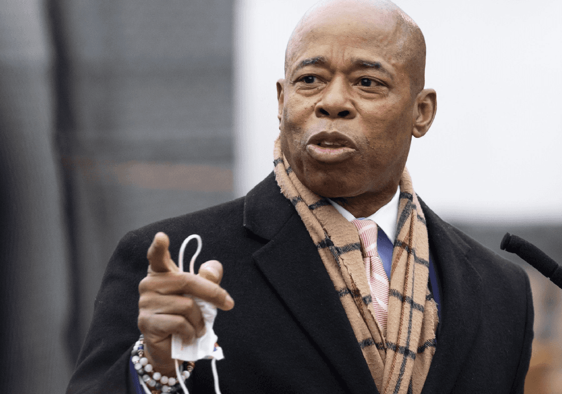 ראש העיר ניו יורק מגן על מינוי אחיו: "הוא יגן עליי מהעליונות הלבנה בעיר"