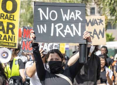 לא למלחמה! - מאות מפגינים מוחים בלוס אנג'לס נגד הפצצת איראן