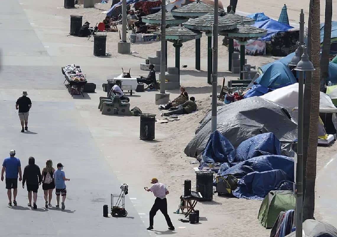 לוס אנג'לס: תייר נורה במהלך שוד בווניס ביץ'