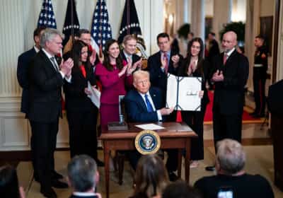 שנה לחוק הראשון שטראמפ חתם עליו - והמספרים מדברים: יותר מעשרים אלף עצורים