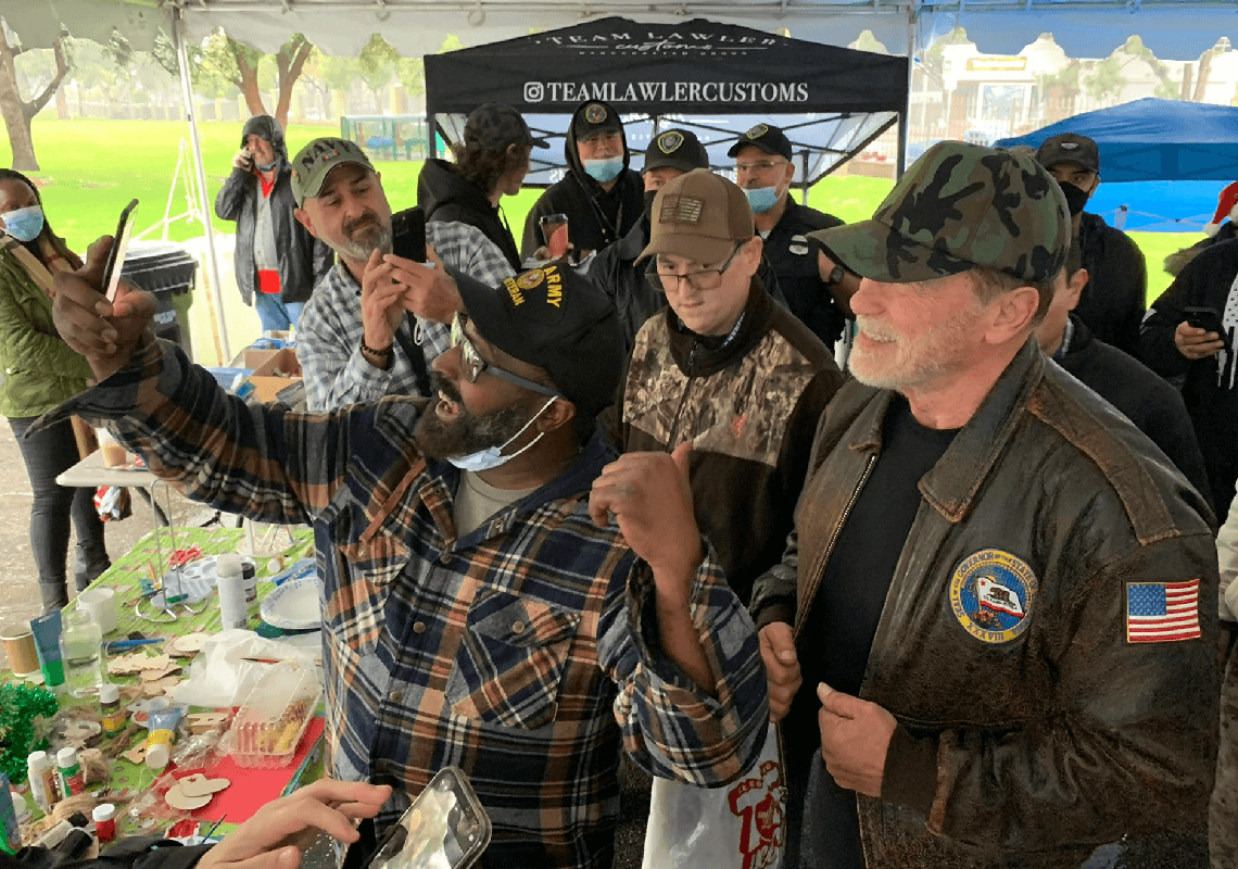 שוורצנגר רכש 25 בתים ליוצאי צבא חסרי בית בלוס אנג'לס: "מתנת חג המולד הגדולה ביותר"