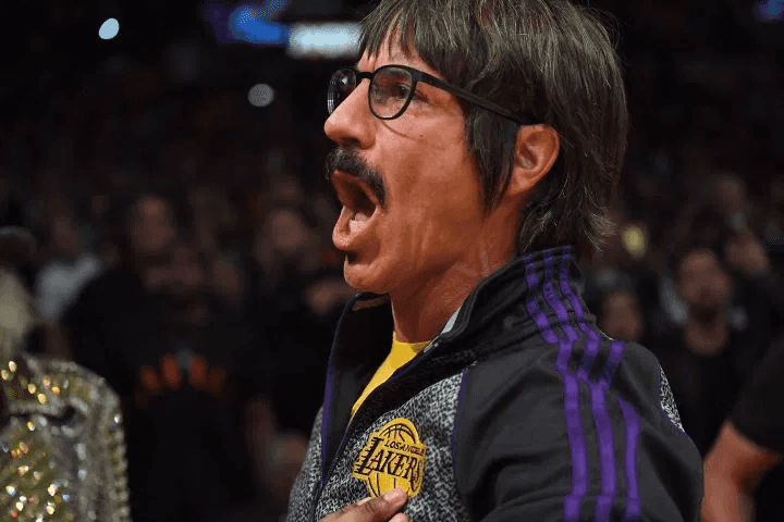 עלה לו החריף: סולן להקת Red Hot Chili Peppers איבד עשתונות במשחק כדורסל וסולק 