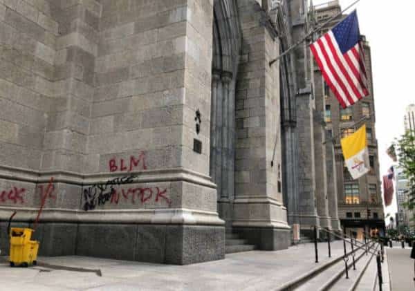 ניו יורק: אחד מסמליה הרגישים ביותר של העיר הושחת על ידי הפורעים