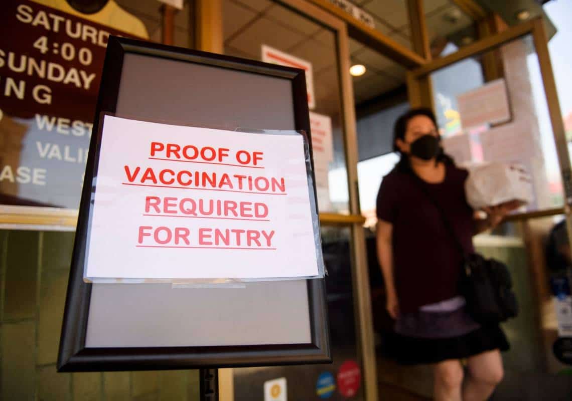 דיווח: עיריית לוס אנג'לס צפויה להכריז על חובת חיסונים ברוב בתי העסק