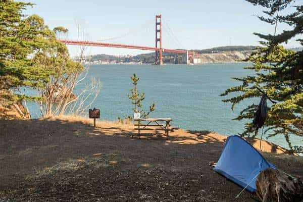 אל"ף אוהל, בי"ת זה ברור שגימ"ל זה גשר גדול: יש אתר קמפינג אחד בסן פרנסיסקו שבו זה לא רק שיר