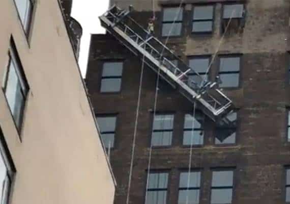 בין שמיים לארץ: 2 עובדים נתקעו מחוץ לקומה ה-16 במנהטן