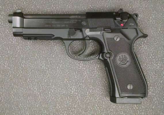 לוס אנג'לס: 31 אקדחים נגנבו מכספת בבניין העירייה הישן, הרשויות מציעות 10,000 דולר בתמורה למידע