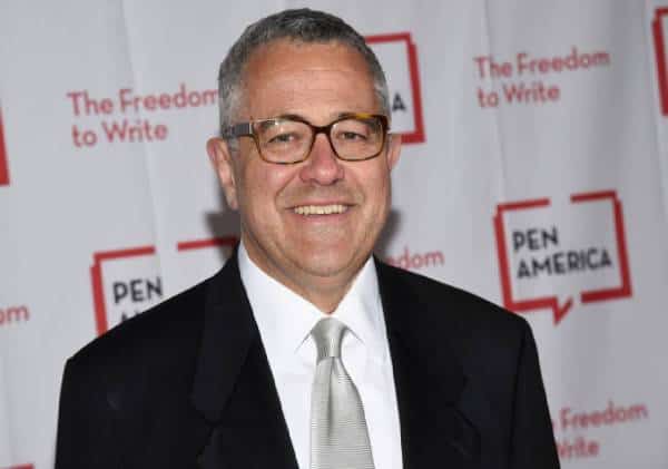 נתפס עם המכנסיים למטה: הפרשן המשפטי הבכיר של CNN נתפס מענג את עצמו בשיחת זום עם עמיתיו