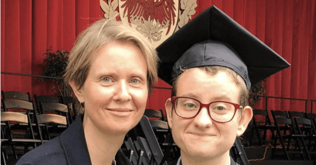 סקס אחר והעיר הגדולה: כך הבן של סינתיה ניקסון, סת', הפך אותה לאמא גאה 