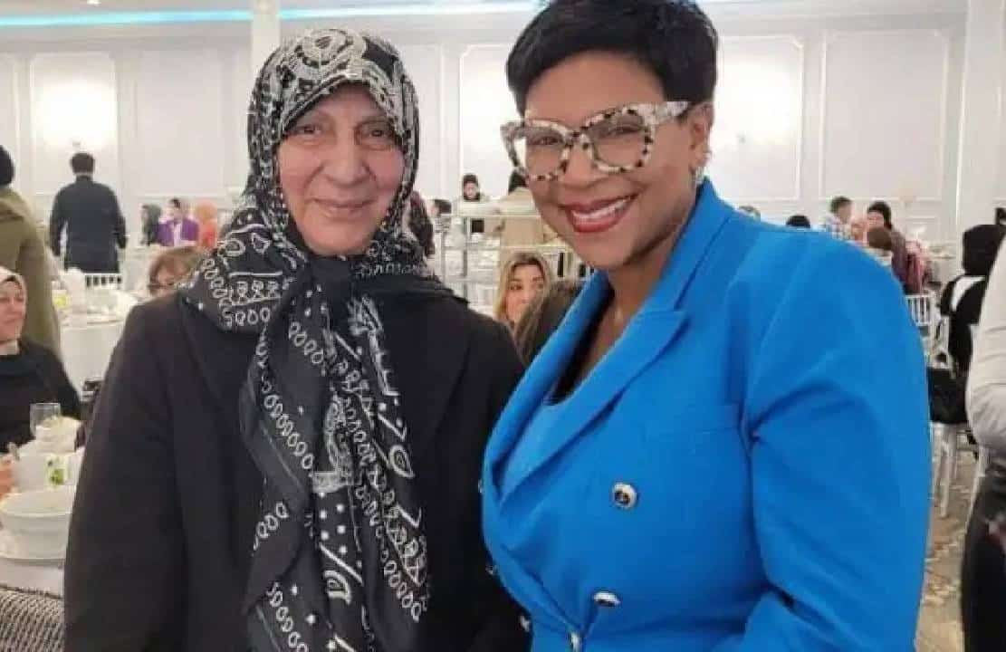 קשה להאמין: פוליטיקאית דמוקרטית "התנצלה" בפני הקהילה המוסלמית-ערבית על ביקורה בישראל