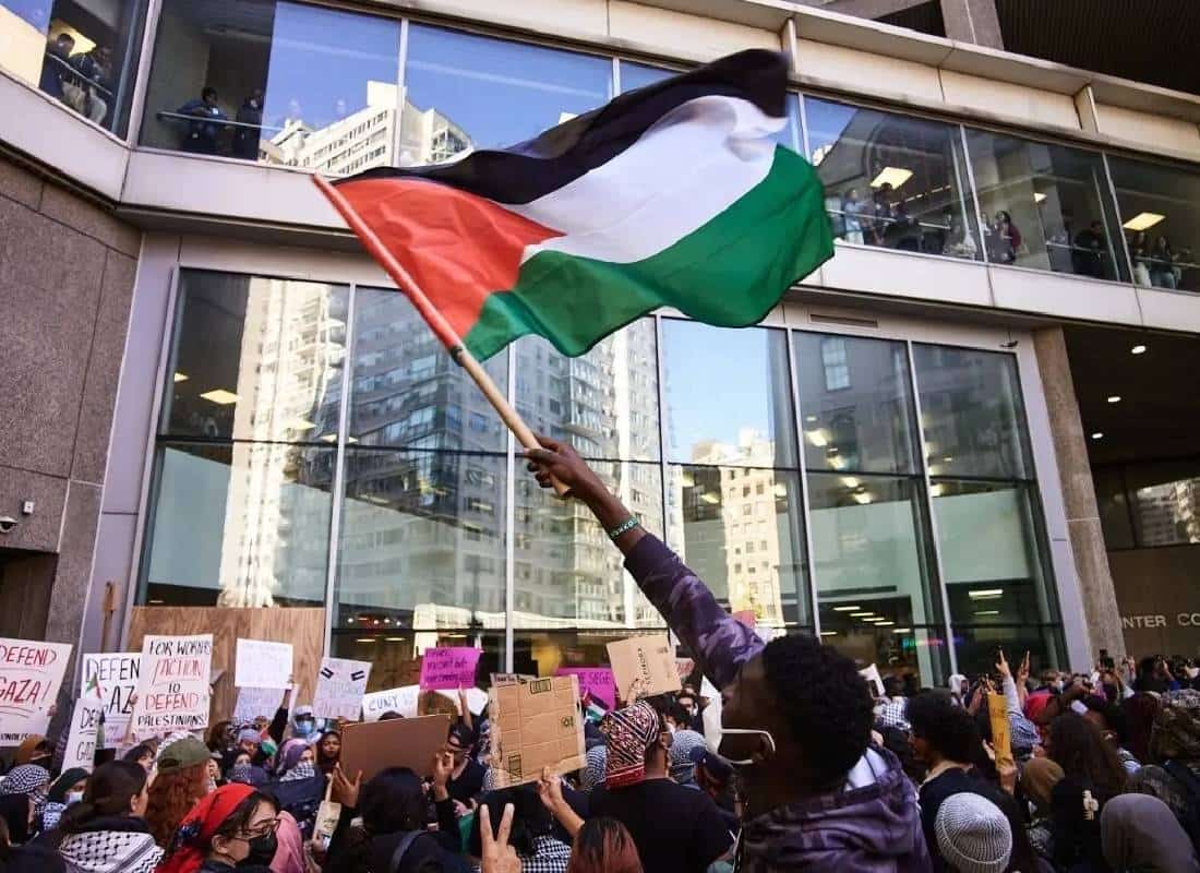 עימותים אלימים בקמפוס: המחאה הפרו-פלסטינית בברוקלין קולג' הערב הסלימה לכאוס