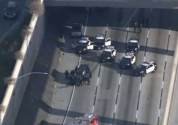 מרדף חריג בלוס אנג'לס: צעיר גנב רכב עם גופה מחוץ לבית לוויות