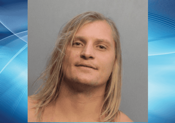 קילל בעברית וירק על מתפללים: נעצר חשוד בתקיפת יהודים במיאמי