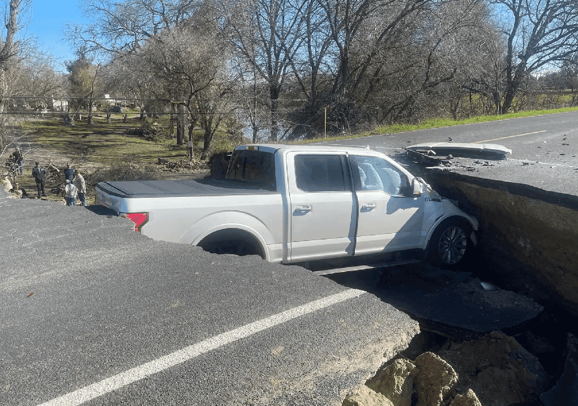 תופעה בקליפורניה: נהגים מתעלמים מהמחסומים - ומתרסקים אל תוך בולען 