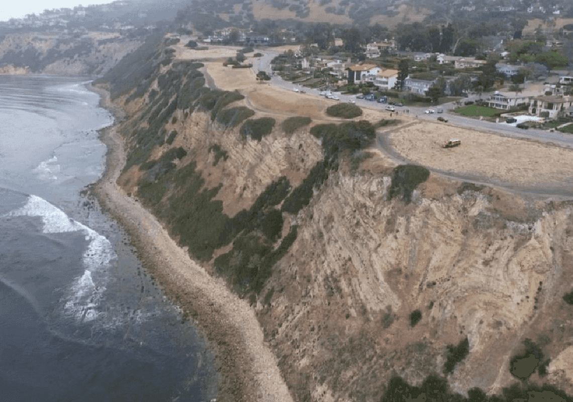 טרגדיה בקליפורניה: ארבעה צעירים נפלו מצוק - אחד נהרג ושתיים נפצעו אנוש 