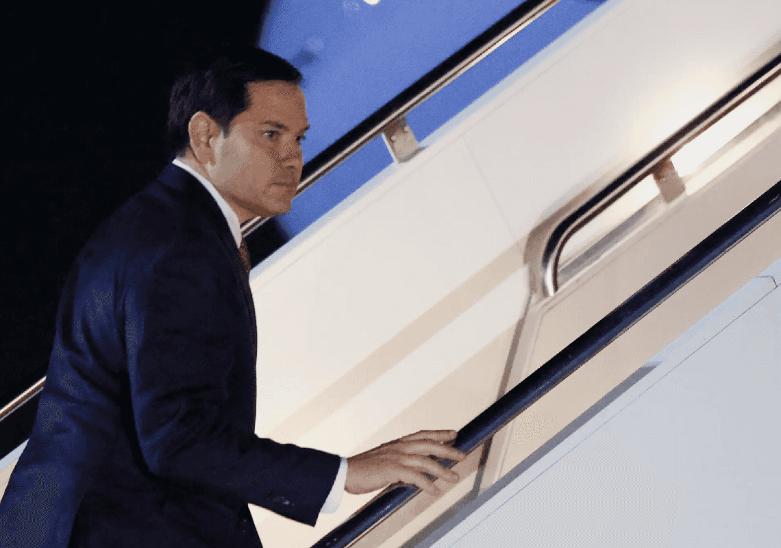 דרמה בטיסה של מזכיר המדינה רוביו: סדק בשמשת המטוס אילץ לחזור לוושינגטון