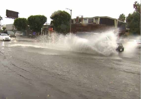 דרום קליפורניה: כביש מספר 1 סגור בשל שטפונות. מפולות בוץ באזור שריפת וולסי