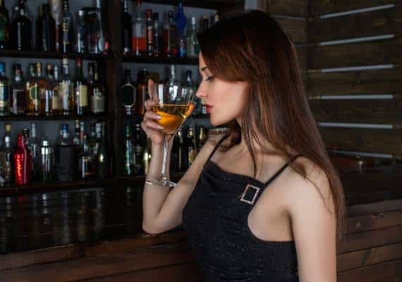 סובלים מריח רע מהפה? מחקר חדש טוען שאולי כדאי לכם להפסיק עם האלכוהול