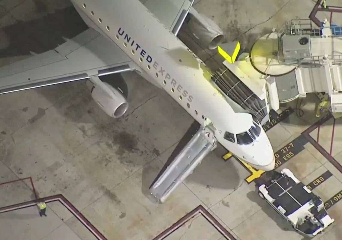 לוס אנג'לס: נקבע עונשו של נוסע שקפץ ממטוס לאחר שניסה לפרוץ לתא הטייס