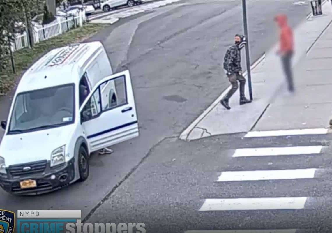 צפו בתיעוד: נער בן 18 נשדד באיומי אקדח ברחובות ניו יורק