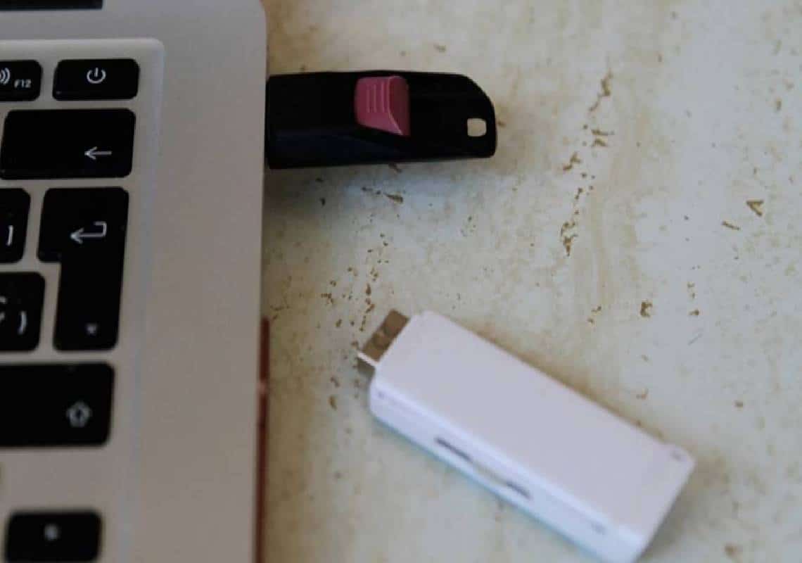 רכבו נעצר לאחר עבירת תנועה, אך בזמן מעצר הוא לעס ובלע כרטיסי זיכרון, בסוף הוא שילם ביוקר על מה שנמצא בתוכם