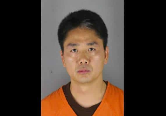 מיליארדר בצרות: מנכ"ל ענקית מכירות סינית נעצר בארה"ב בחשד להטרדה מינית