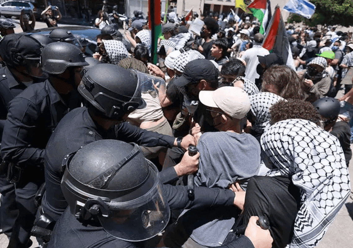 'ההמון האנרכיסטי' משתמש בסבל הפלסטיני כתירוץ לאלימות ולהרס