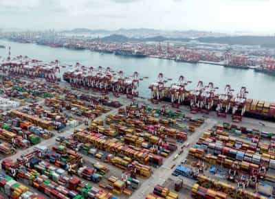 מלחמת הסחר חוזרת: טראמפ מאיים בתעריפים של 100% – סין מזהירה: לא נפחד מעימות