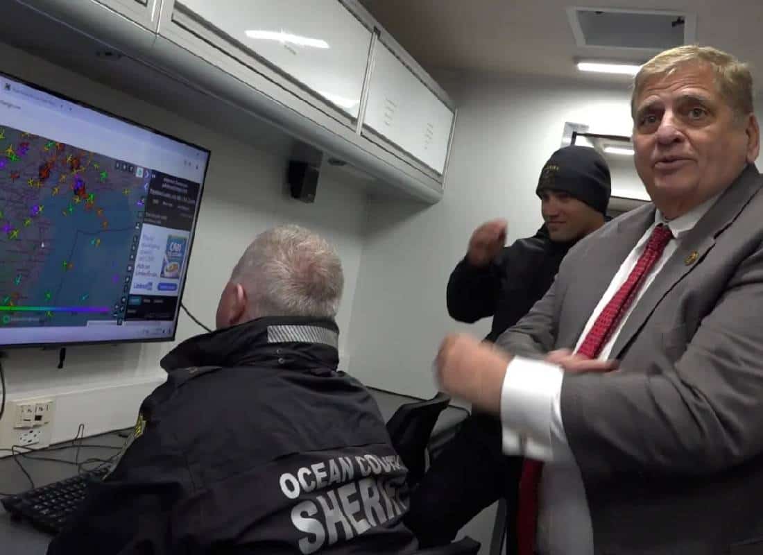 בלשי השמיים: השריף שיצא למרדף דרמטי אחר הרחפנים המסתוריים בניו ג'רזי