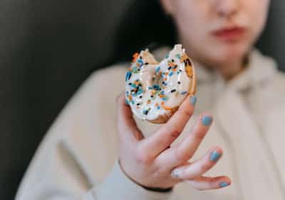 לא רק עודף משקל וסוכרת: הנזק הנפשי שנגרם מאכילת סוכר