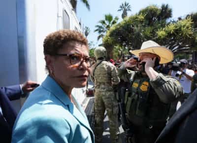 התנגשות דרמטית בלוס אנג'לס: ראש העיר מתעמתת עם סוכני הגירה חמושים