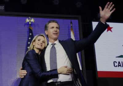 אשתו של מושל קליפורניה מסתבכת: עמותה בבעלותה קיבלה מאות אלפי דולרים מתאגידים ולוביסטים