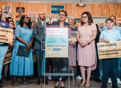 ההגנה על תושבי לוס אנג'לס מפני סוכנות ההגירה הפכה את ראש העירייה מכישלון לגיבורה