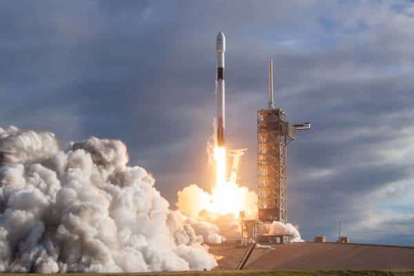 היסטוריה בחלל: SpaceX שיגרה 64 לווינים במשימה אחת