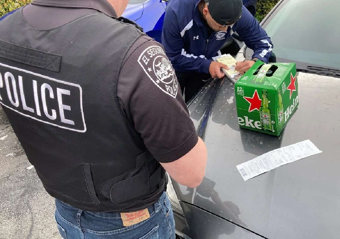קליפורניה: יותר מ-100 איש נעצרו בחשד שהסכימו לרכוש אלכוהול עבור קטינים