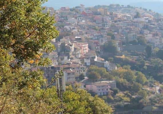   העיירה אולולאיי שבאיטליה, מעמידה בתים למכירה בעבור הסכום של 1.25 דולרים –זול יותר ממחיר קפוצ'ינו