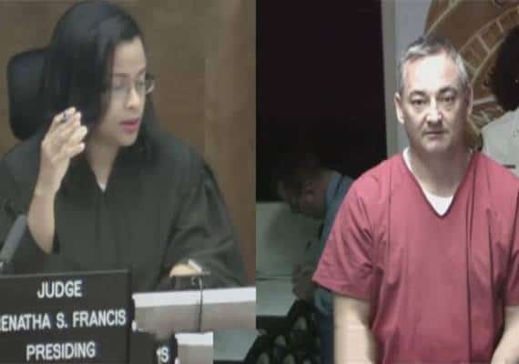 מיאמי: שופט פדרלי מואשם באיומים באקדח על בת זוגו ובנם