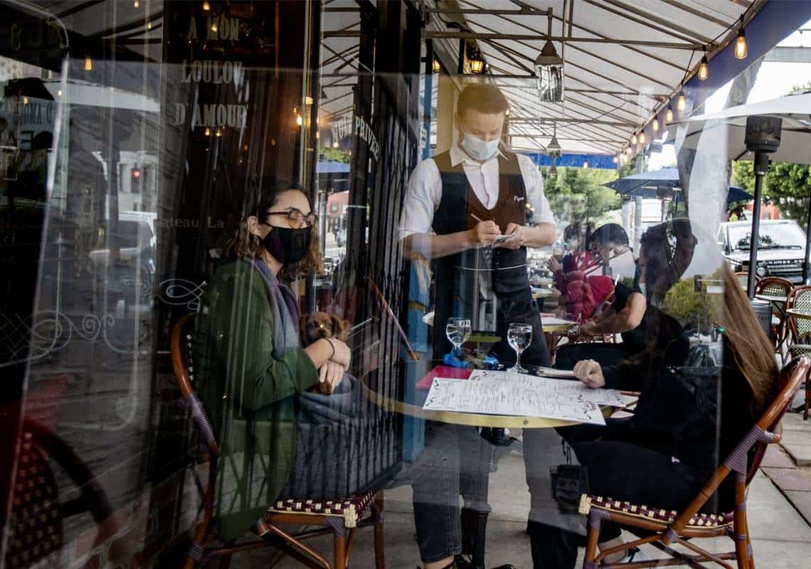 צעד נוסף לעבר החזרה לשגרה בלוס אנג'לס: מגבלות רבות בוטלו, ברים ומקומות בילוי נפתחו מחדש