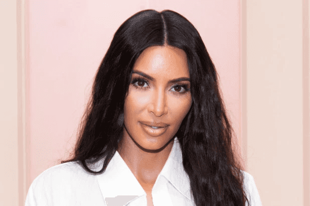 Vibe רע: חברת שיווק תובעת את קים קרדשיאן על הפרת זכויות לאחר ששיחררה בושם חדש 