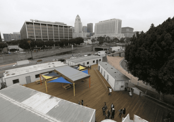 לוס אנג'לס: בשבוע הבא ייפתח המקלט הזמני הראשון למחוסרי דיור בעיר, בעלות של 2.4 מיליון דולר