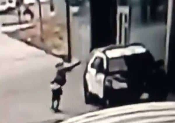 אמריקה מזועזעת: "הם נאבקים על חייהם", שוטרת ואם לילד קטן ועוד שוטר נורו במארב, מפגינים ליד ביה"ח קראו "שימותו"