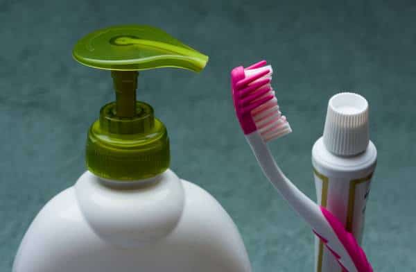 התבגרות מוקדמת: זה בגלל משחת השיניים והשמפו שלך