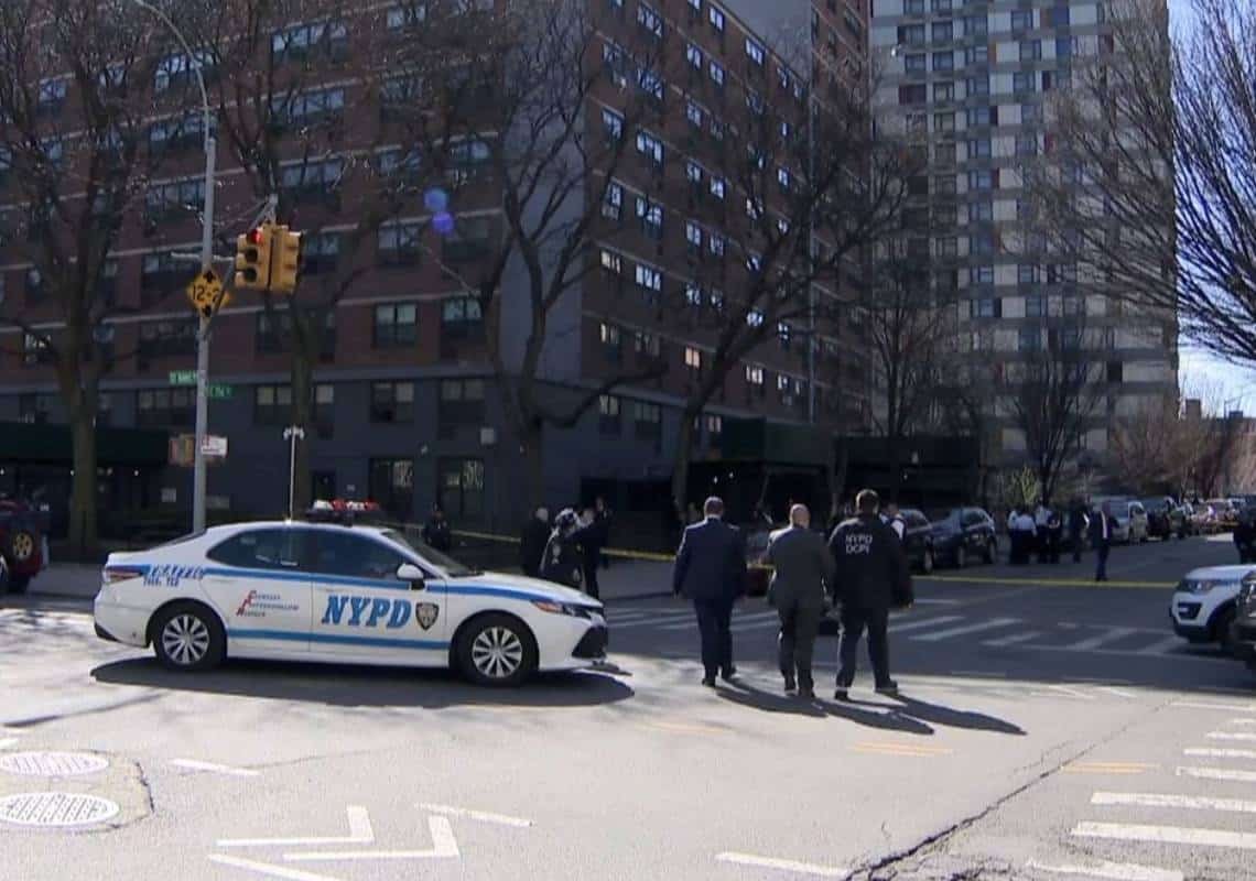 אירוע ירי מחוץ לתיכון בניו יורק: נערה בת 16 נורתה למוות, 2 נערים נפצעו